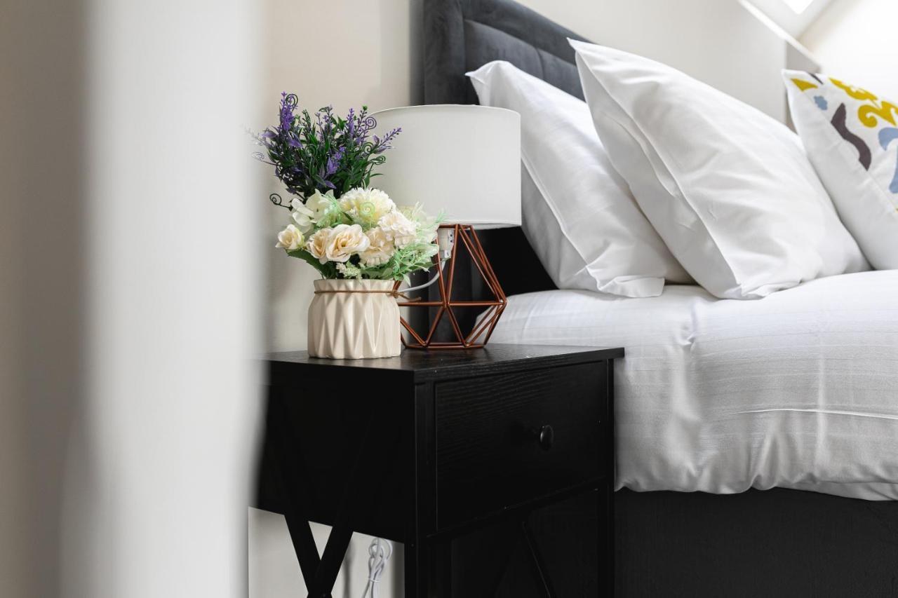 Skyvillion - Cozy Large 4 & 1 Bed Apartments In London Enfield, Mins To Tube Station, Free Wi-Fi Exterior foto